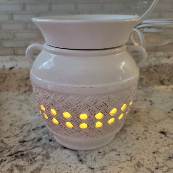 Partylite White Ceramic Electric Wax Warmer Nightlight Lattice Design - Picture 1 of 10